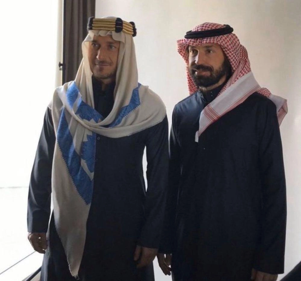 






بيرلو وتوتي بالزي السعودي الشتوي            (مكة)