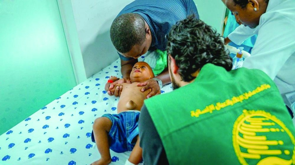 المركز يتابع أحد الأطفال (واس)