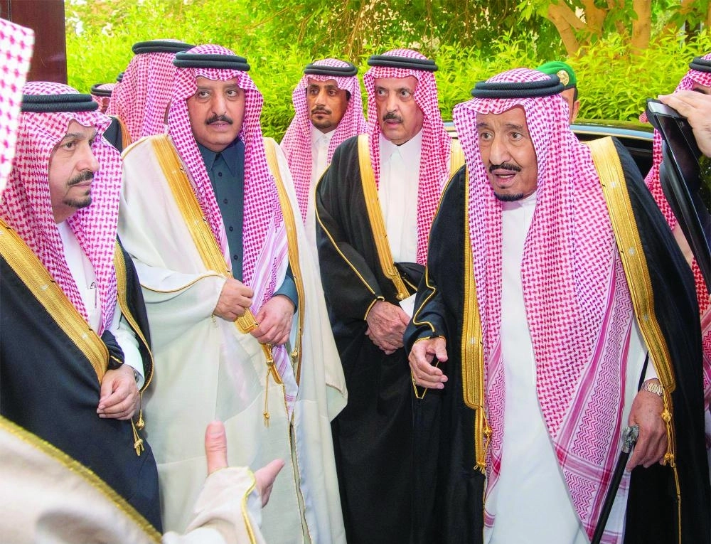 الملك سلمان لدى وصوله