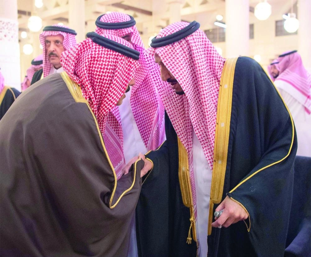 الملك سلمان يتقبل تعازي الأمراء