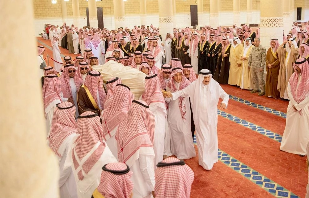 أمراء يحملون جثمان الفقيد