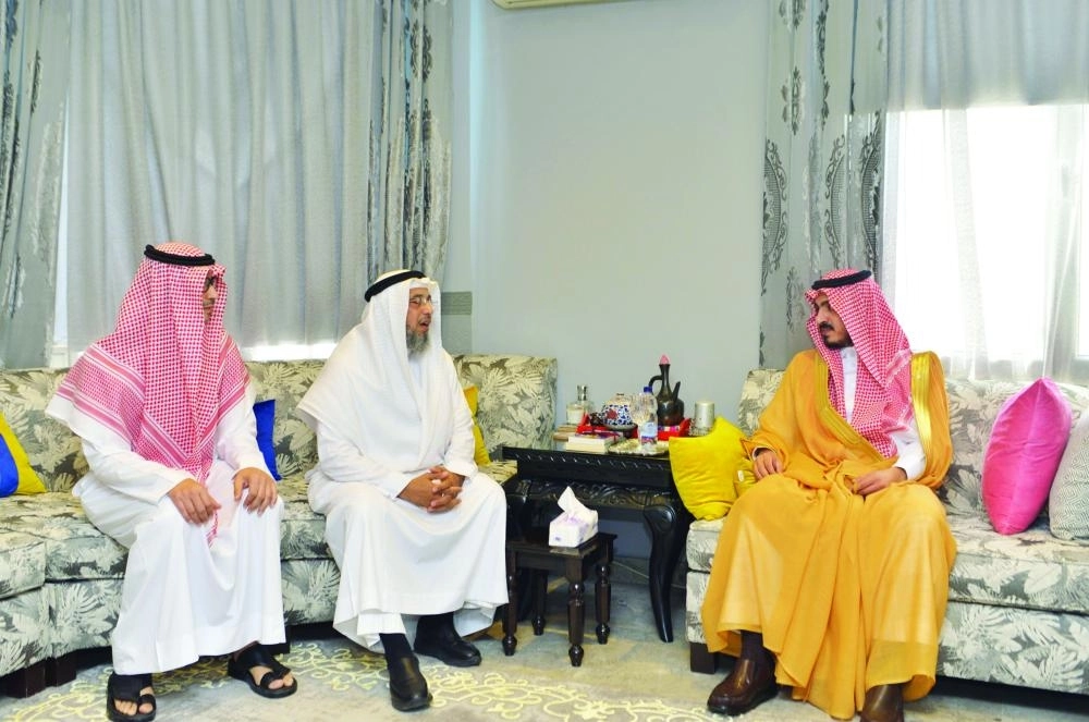 



بدر بن سلطان خلال زيارته ذوي الفقيد أبو مدين                       (مكة)