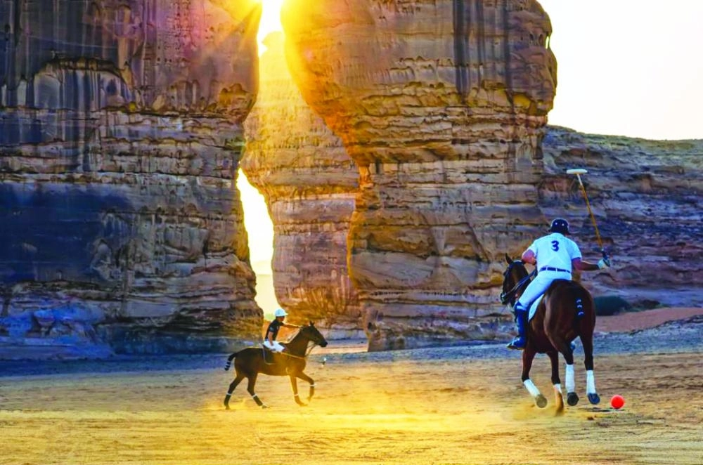 






فارسان يستعرضان مهاراتهما في لعبة بولو الصحراء بالعلا                                                                                  (واس)