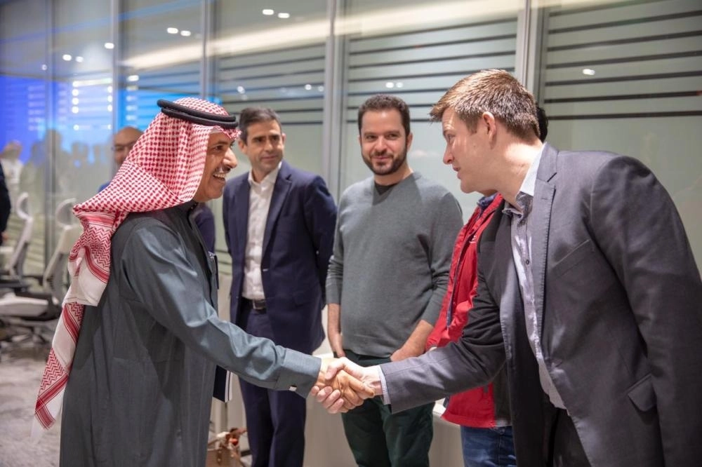 الوفد الأمريكي جاء بدعوة من خريجي الجامعة العاملين بالشركة