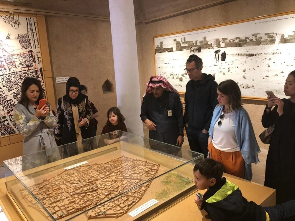 الوفد الأمريكي جاء بدعوة من خريجي الجامعة العاملين بالشركة