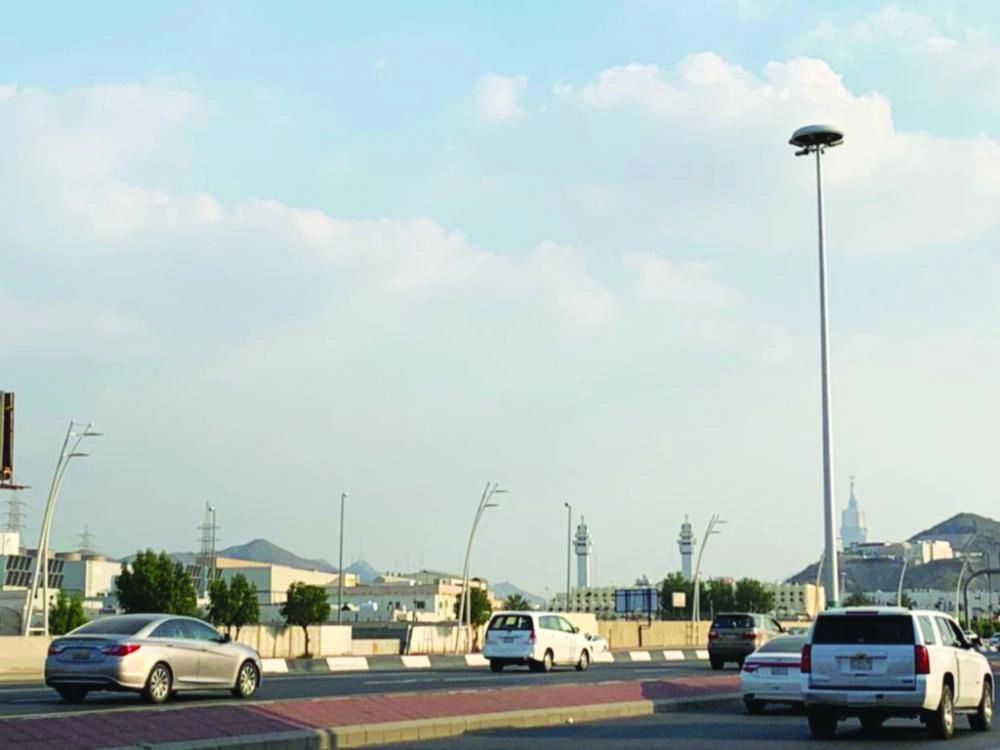 






الطريق يشهد حركة كثيفة                                                      (مكة)