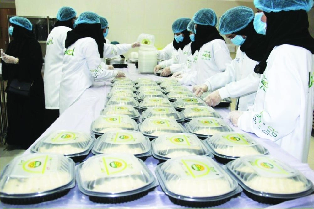 طالبات يخضن تجربة تعبئة وتغليف فائض الطعام                                         (مكة)