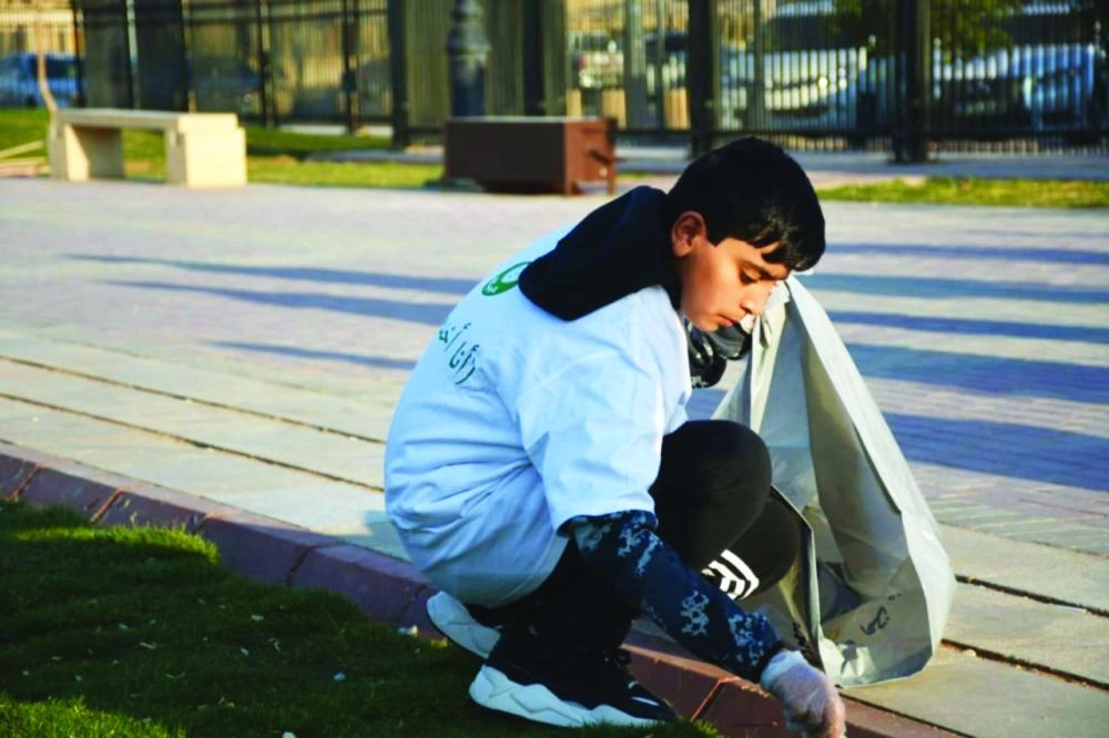 متطوعون يغرسون أزهارا                                                                                   (مكة)