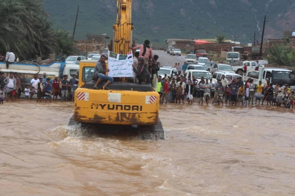 «إعمار اليمن» يمهّد الطرق المتضررة في محافظة سقطرى
