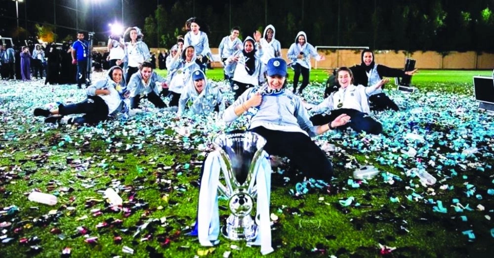 لاعبات جدة إيغلز يحتفلن باللقب                   (مكة)