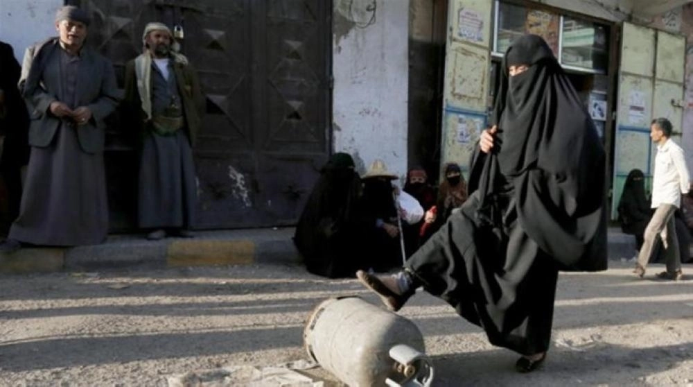 النساء يجدن أسطوانات الغاز بصعوبة  (مكة)