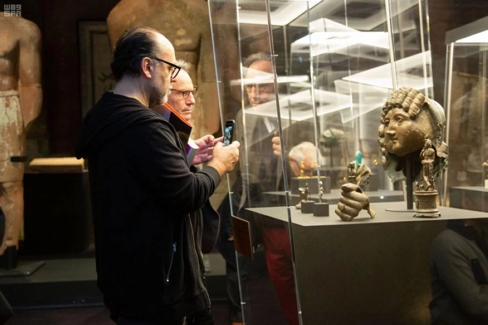 






الزوار خلال اطلاعهم على آثار المملكة           (واس)