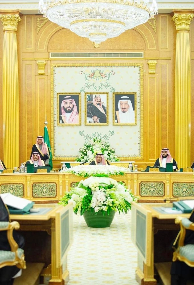     خادم الحرمين الشريفين لدى ترؤسه جلسة مجلس الوزراء لإقرار ميزانية 2020 (واس)
