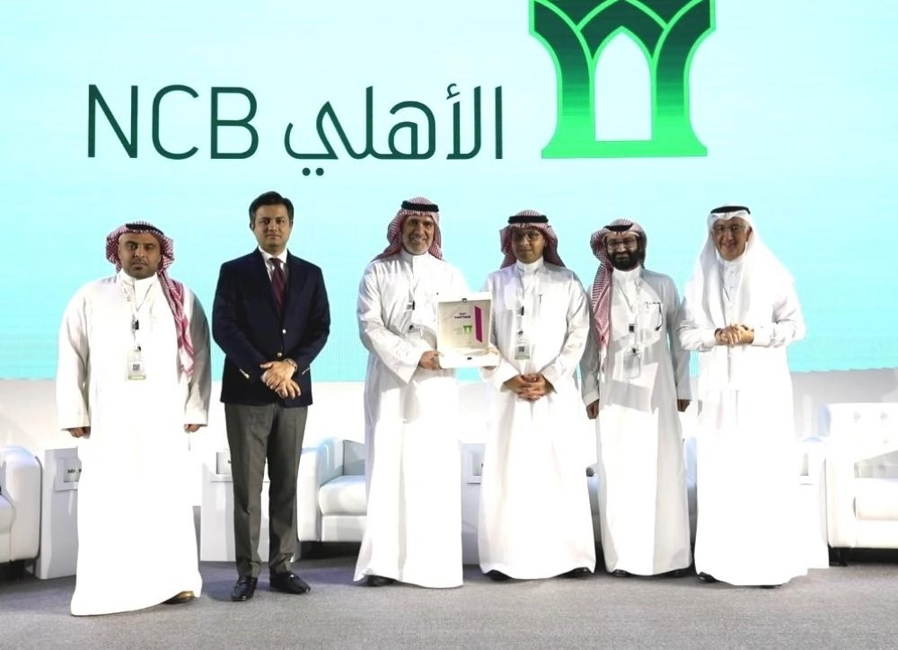 المهندس هاني سنبل خلال تسليمه التكريم لمسؤولي البنك الأهلي (مكة)