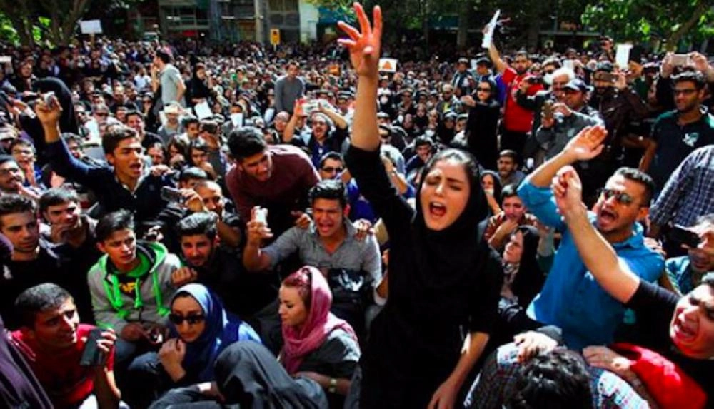 






الغضب الشعبي في إيران                                                                       (مكة)