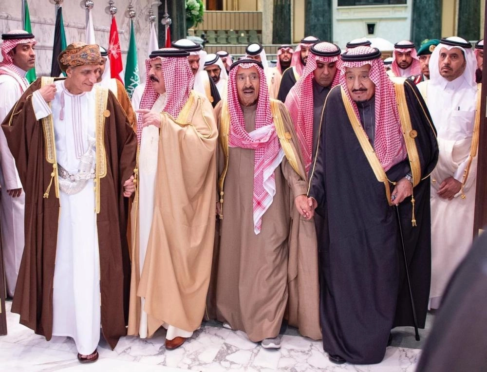 خادم الحرمين مستقبلا القادة ورؤساء الوفود في قصر الدرعية