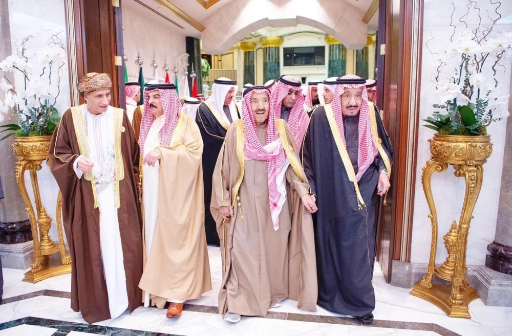 خادم الحرمين مستقبلا القادة ورؤساء الوفود في قصر الدرعية                                                                                                 (واس)