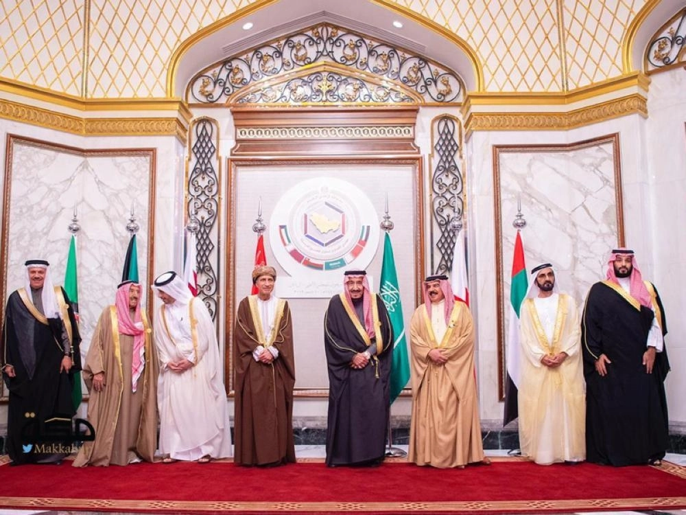 الملك سلمان يتوسط قادة ورؤساء وفود دول الخليج في الرياض أمس  (واس)