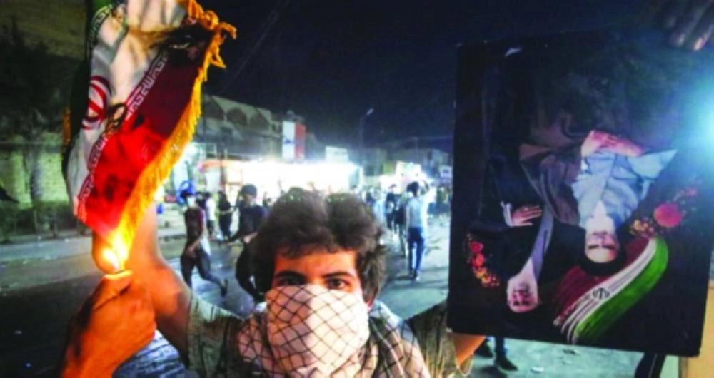 متظاهرون يحرقون العلم الإيراني                                                                             (مكة)