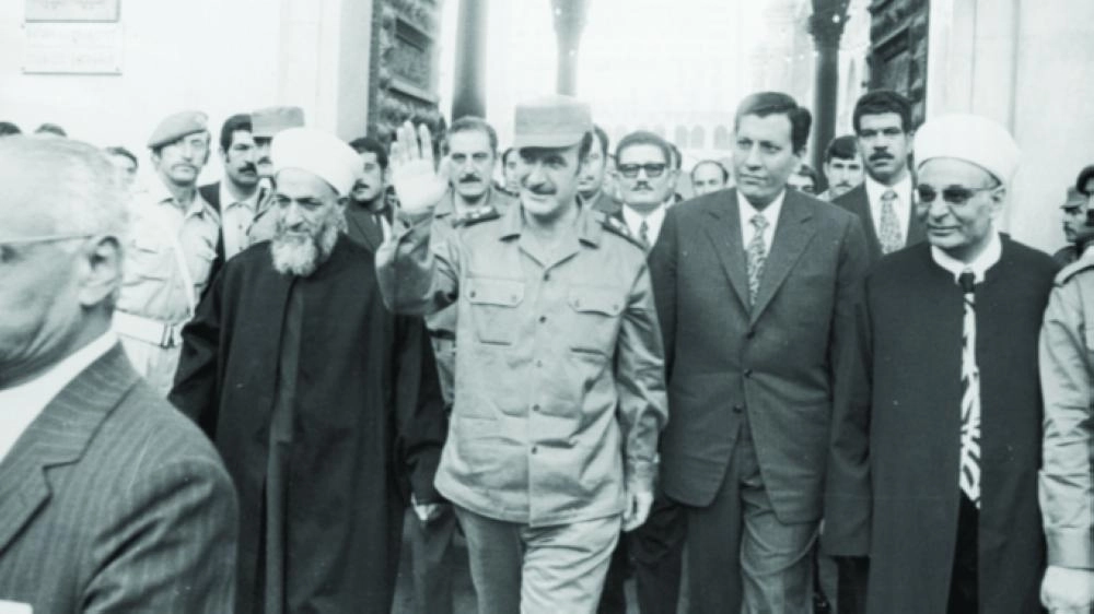 حافظ الأسد يتأرجح وهو يسير خارج الجامع الأموي (مجلس العلاقات الخارجية)
