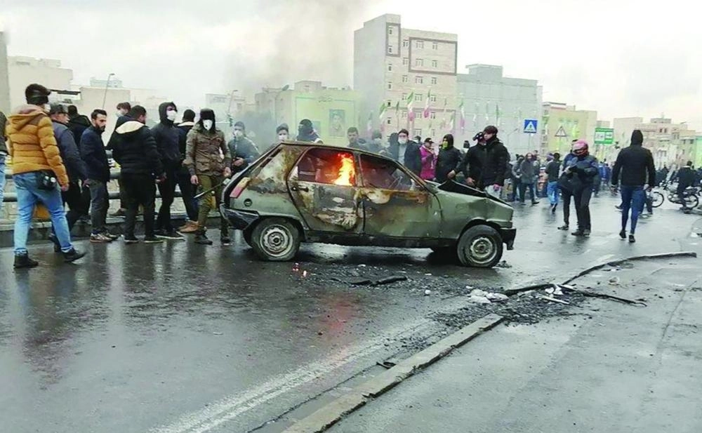 سيارة تتعرض للحرق في مظاهرات طهران   (مكة)