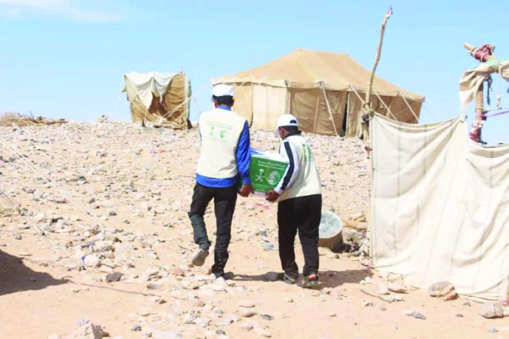 السلال الغذائية تصل إلى خيام النازحين (واس)