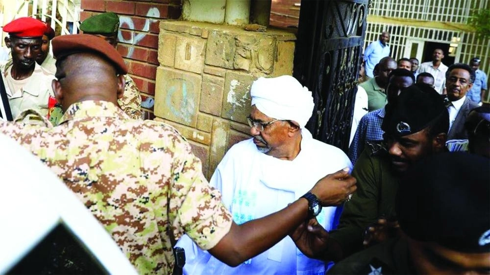 



البشير خلال دخوله المحكمة            (مكة)