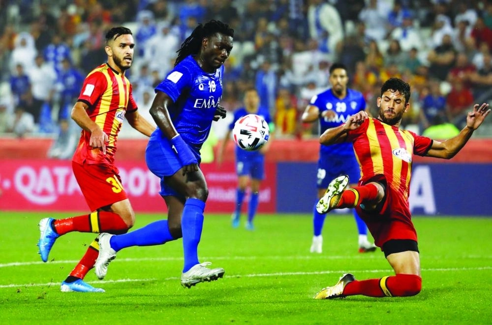 قوميز لحظة تخطي مدافع الترجي  (مكة)