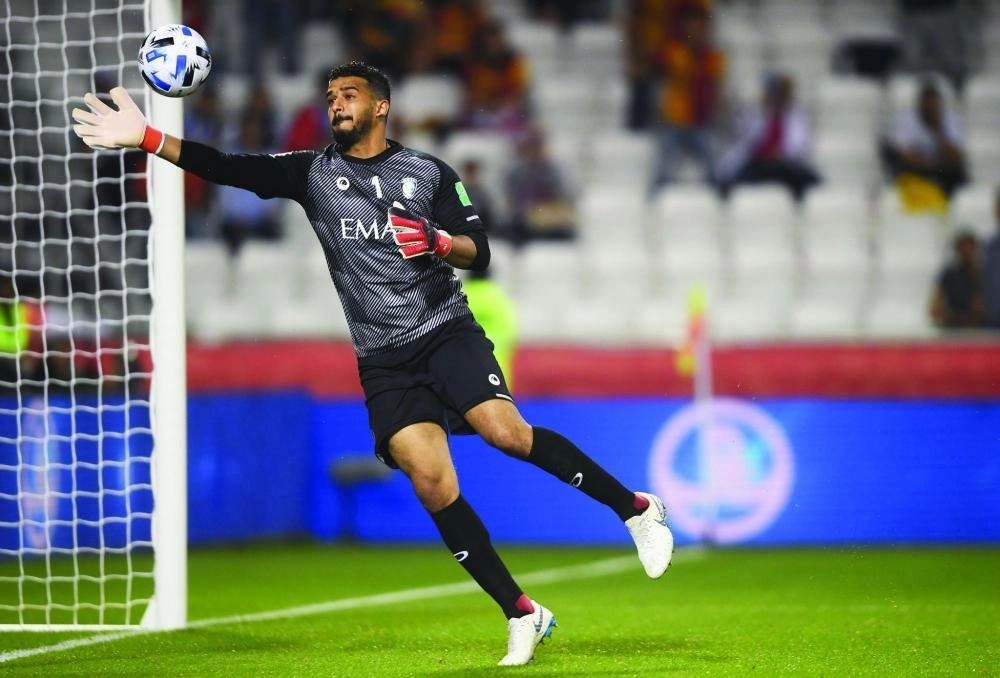 المعيوف في طريقه لإبعاد كرة الشهراني عن مرماه  (مكة)