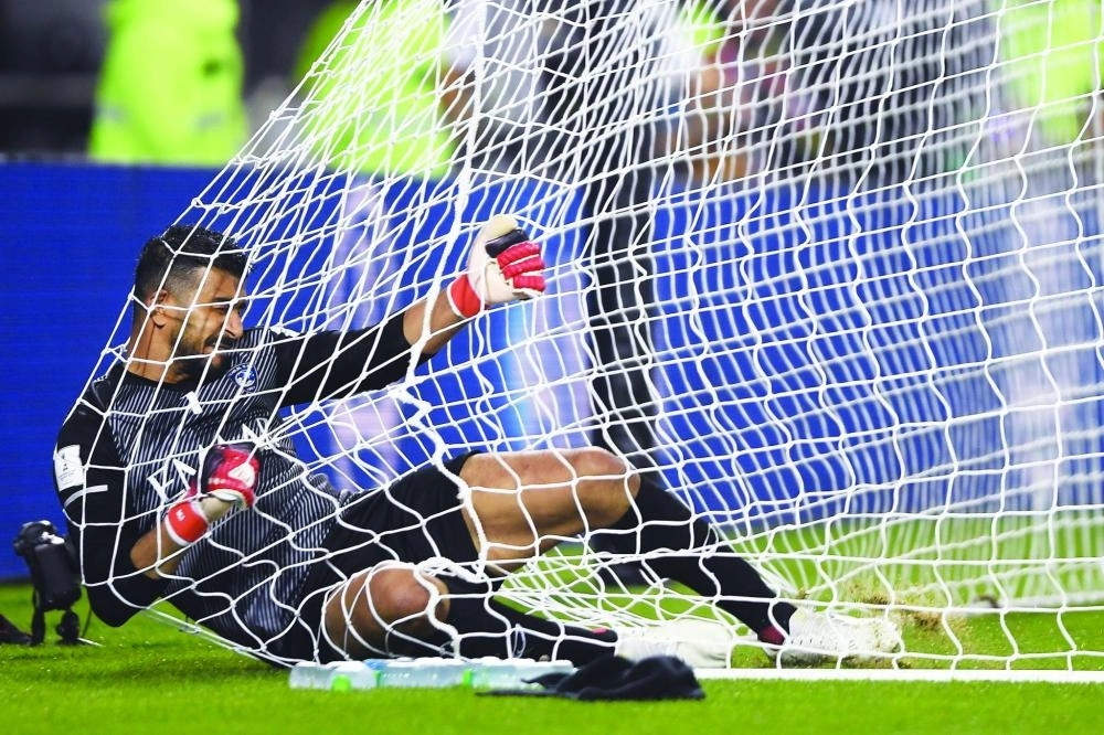 .. وعقب إبعاد هدف عكسي محقق                                                          (مكة)