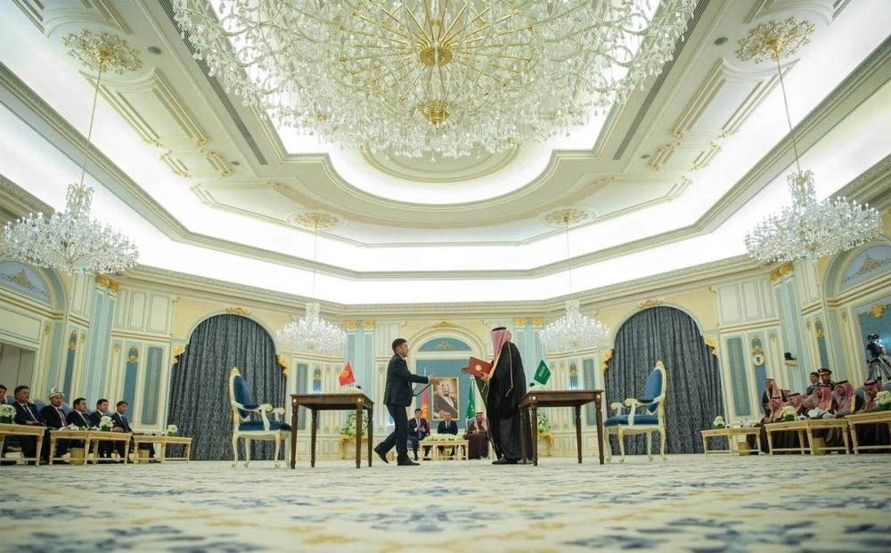 خادم الحرمين ورئيس جمهورية قرغيزستان يشهدان توقيع 6 اتفاقيات ومذكرات تفاهم (واس)