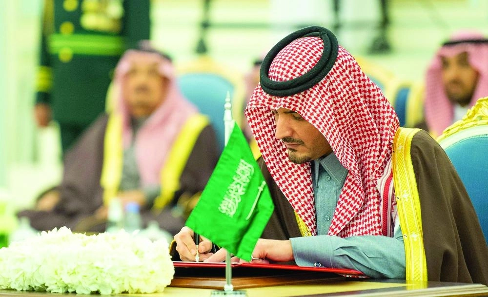 عبدالعزيز بن سعود موقعا مذكرة تفاهم في مجال الدفاع المدني
