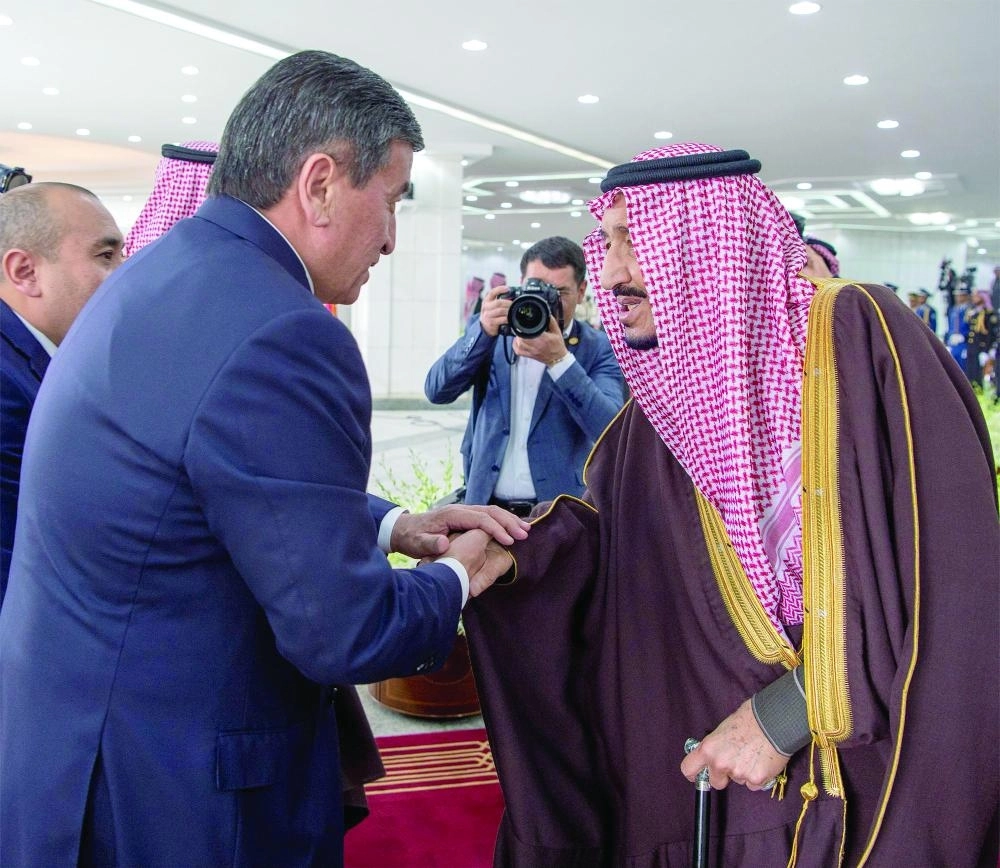 الملك سلمان مصافحا الوفد المرافق لسورنباي جينيبيكوف