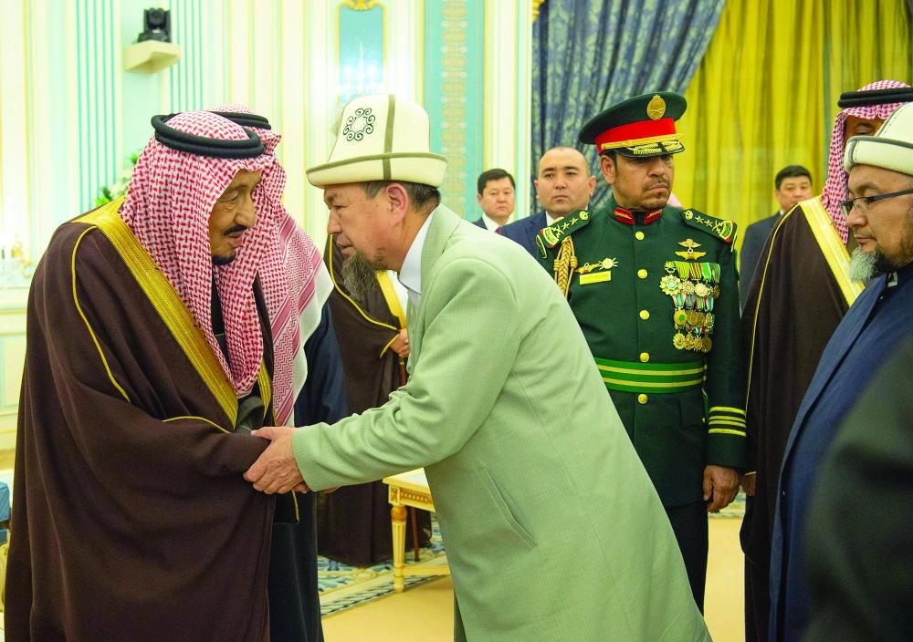 الملك سلمان مصافحا الوفد المرافق لسورنباي جينيبيكوف