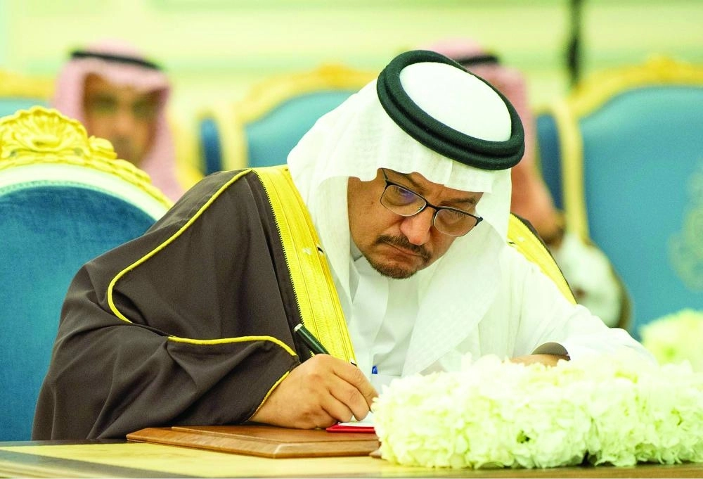 حمد آل الشيخ موقعا مذكرة تعاون علمي وتعليمي
