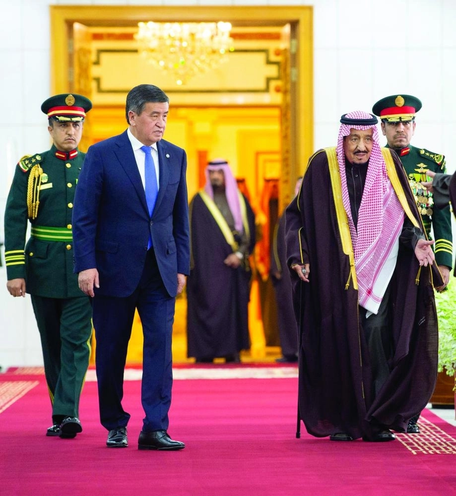 خادم الحرمين لدى استقباله رئيس قيرغيزستان في الرياض أمس