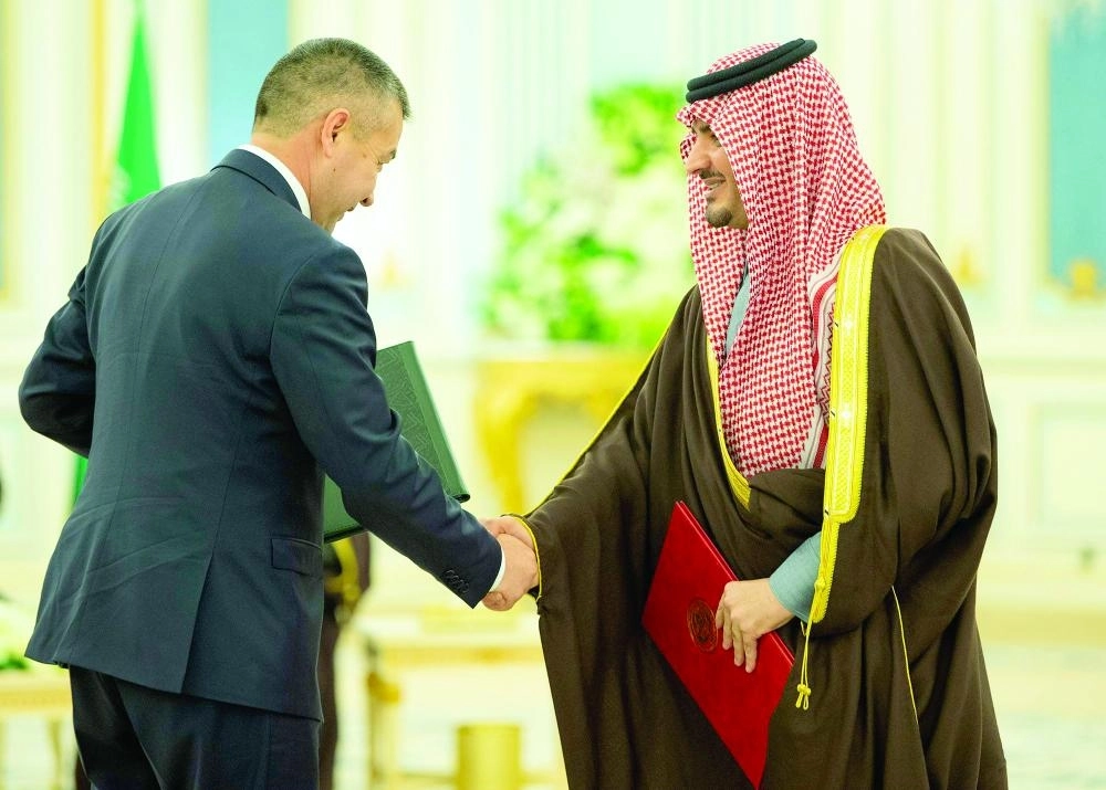 عبدالعزيز بن سعود موقعا مذكرة تفاهم في مجال الدفاع المدني