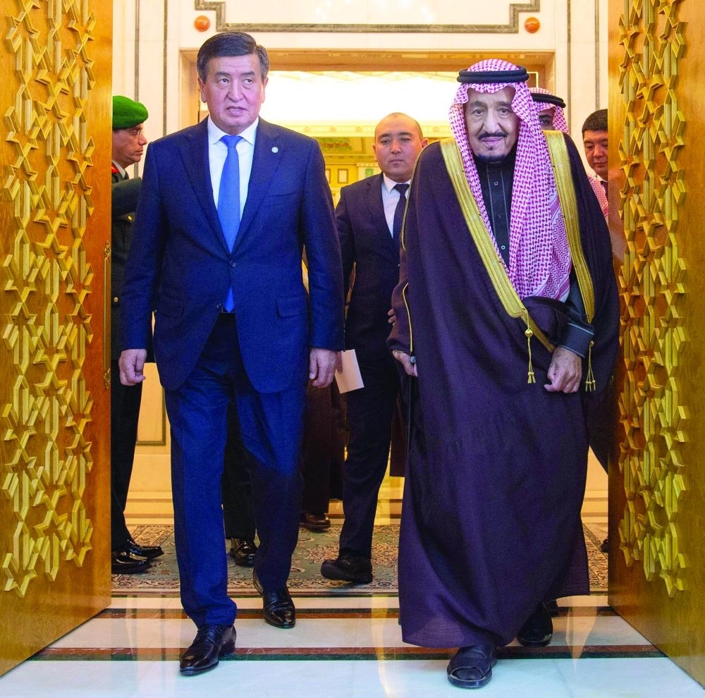 الملك سلمان مصافحا الوفد المرافق لسورنباي جينيبيكوف