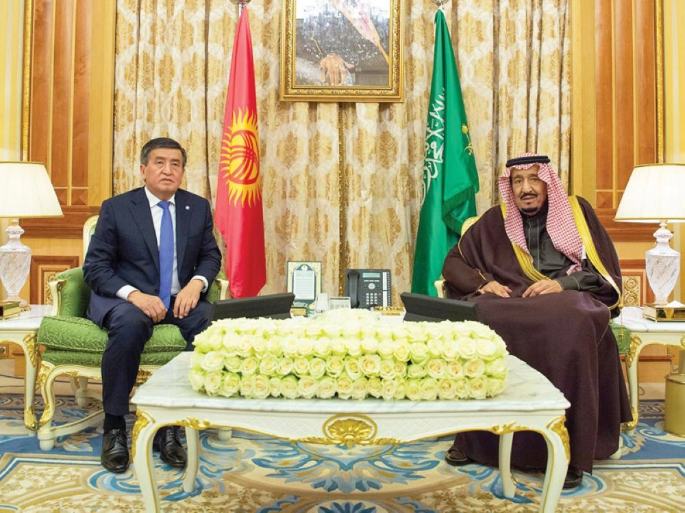 خادم الحرمين لدى لقائه رئيس قيرغيزستان في الرياض أمس (واس) 