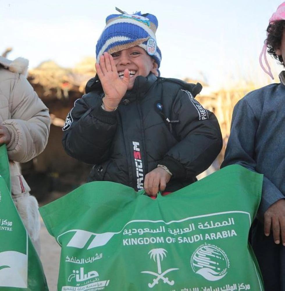 طفل مبتهج بعد تسلمه الحقيبة (واس)