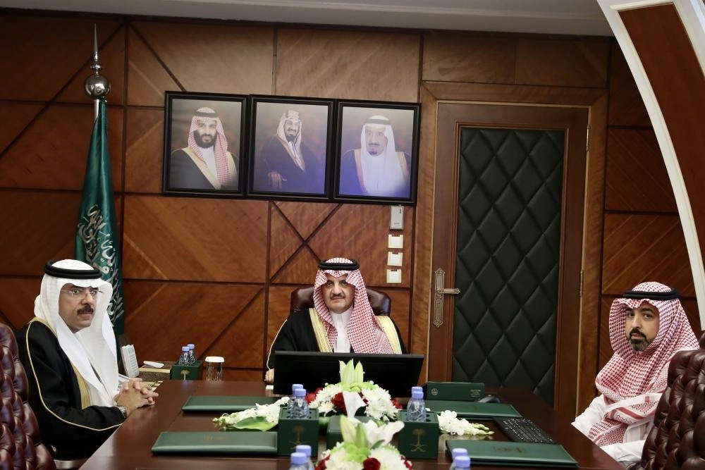 






سعود بن نايف خلال اطلاعه على مشروعات تطوير الأحساء                 (مكة)