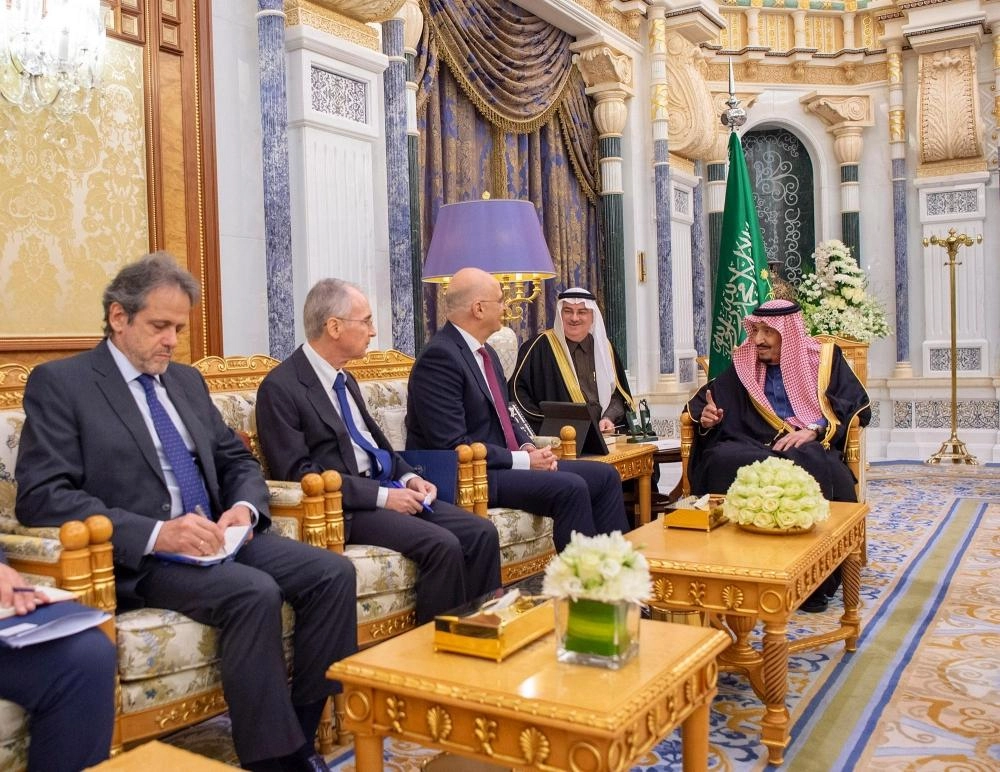 الملك سلمان لدى استقباله نيكوس ديندياس في الرياض أمس                                                                                (واس)