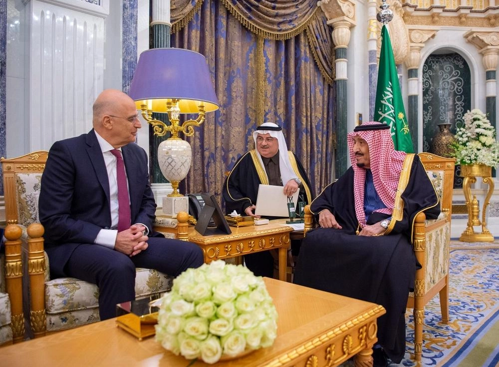 الملك سلمان لدى لقائه نيكوس ديندياس في الرياض أمس (واس)