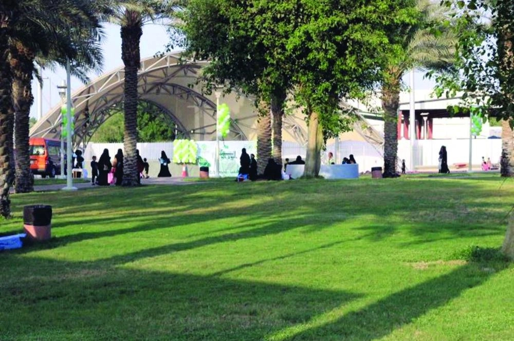 إحدى حدائق جدة تكتظ بالمتنزهين                                                (مكة)