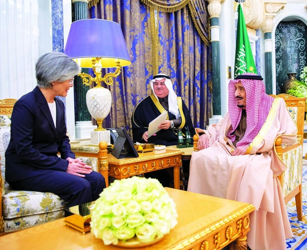 الملك سلمان خلال استقباله كانغ كيونغ واه  (واس)