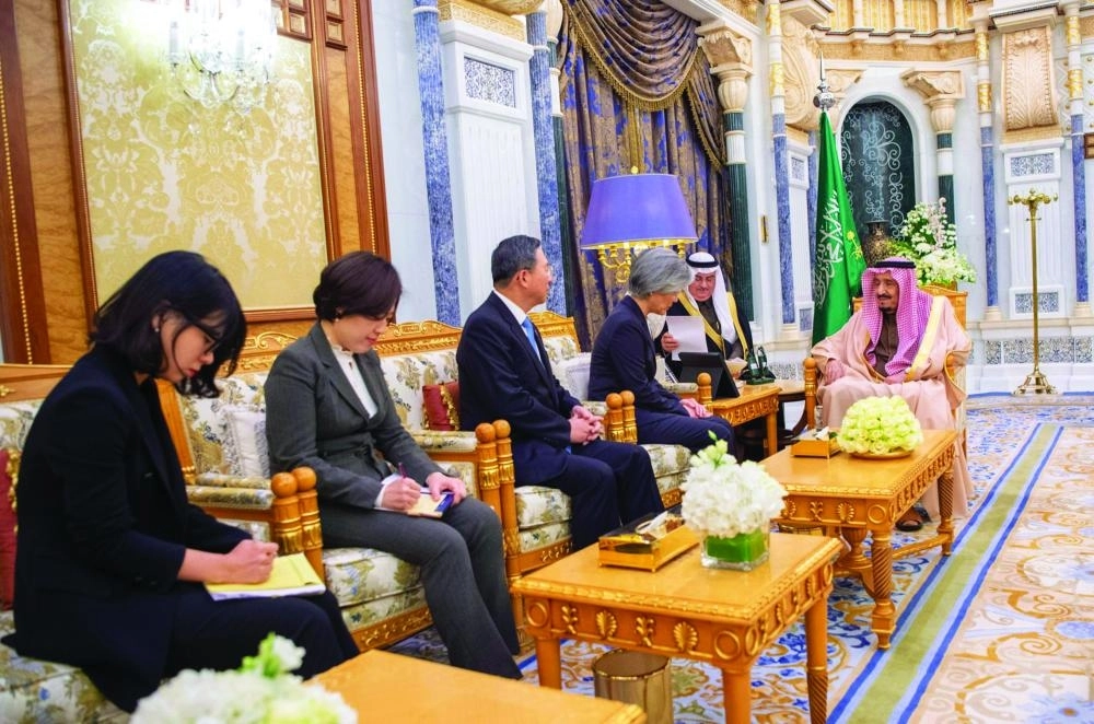 






الملك سلمان خلال استقباله كانغ كيونغ واه                                               (واس)