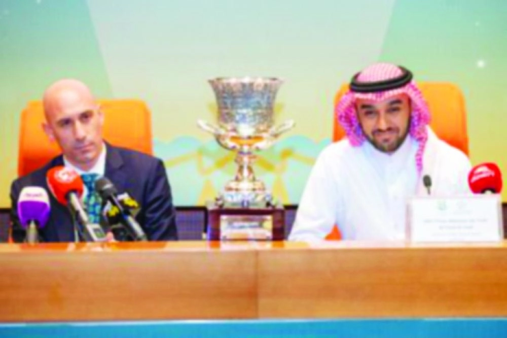 الفيصل ورئيس الاتحاد الإسباني لكرة القدم خلال المؤتمر (إعلامي الهيئة)