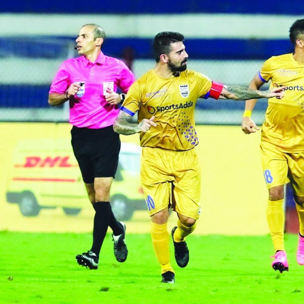 






الخضير خلال إدارته المباراة القضية                                                 (مكة)