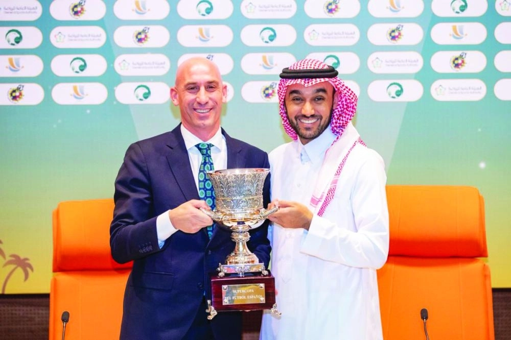 الفيصل ورئيس الاتحاد الإسباني لكرة القدم خلال المؤتمر (إعلامي الهيئة)