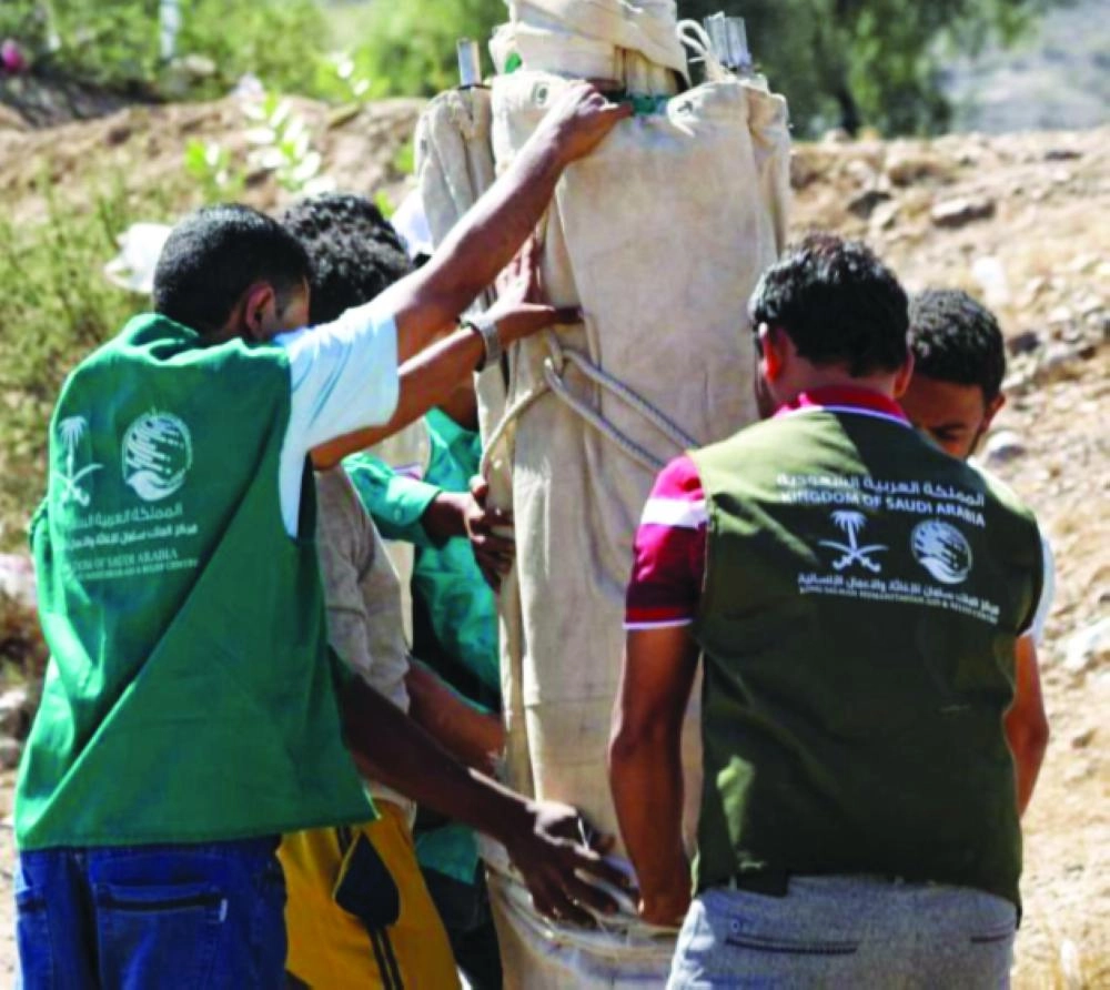 فريق مركز الملك سلمان ينصب إحدى الخيام (واس)